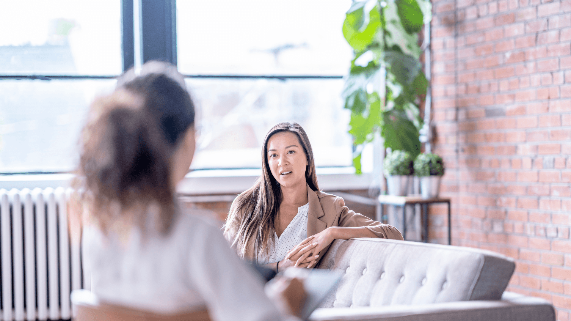 main website cover of a patient talking to Psychologist.